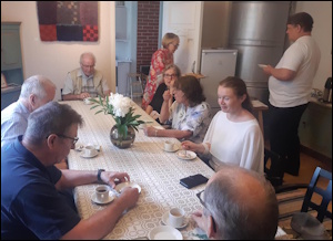 Vanhassa kunnantuvassa sijaitsevan K�spaikan monipuolisiin n�yttelyihin sis�ltyi my�s puheenjohtajamme Helena Paakkisen t�it�. K�spaikassa nautittiin my�s retkikahvit.