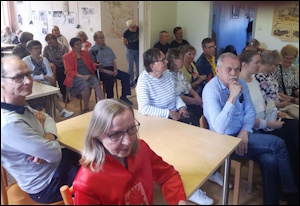 Koulun historiasta juhlayleis�lle teki selkoa Pekka Paakkinen ja Helena Paakkinen kertoi koululle pystytetyst� taulun�yttelyst�. Mukana oli yli 30 sukuseuran j�sent�.